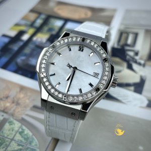 Hublot Classic Fusion MOP Titanium 33mm 